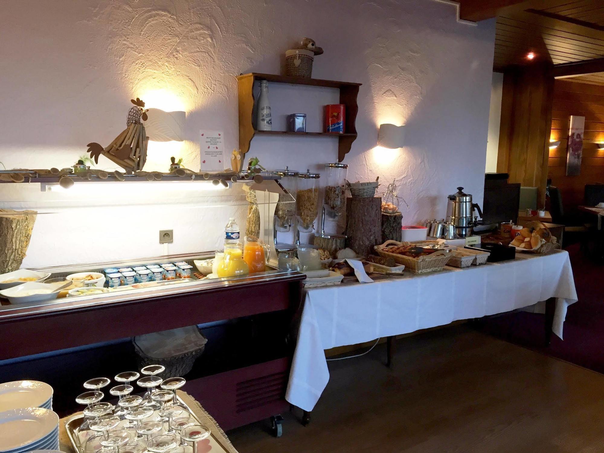 Hotel Restaurant Aux Trois Roses Ла Петит-Пиер Екстериор снимка