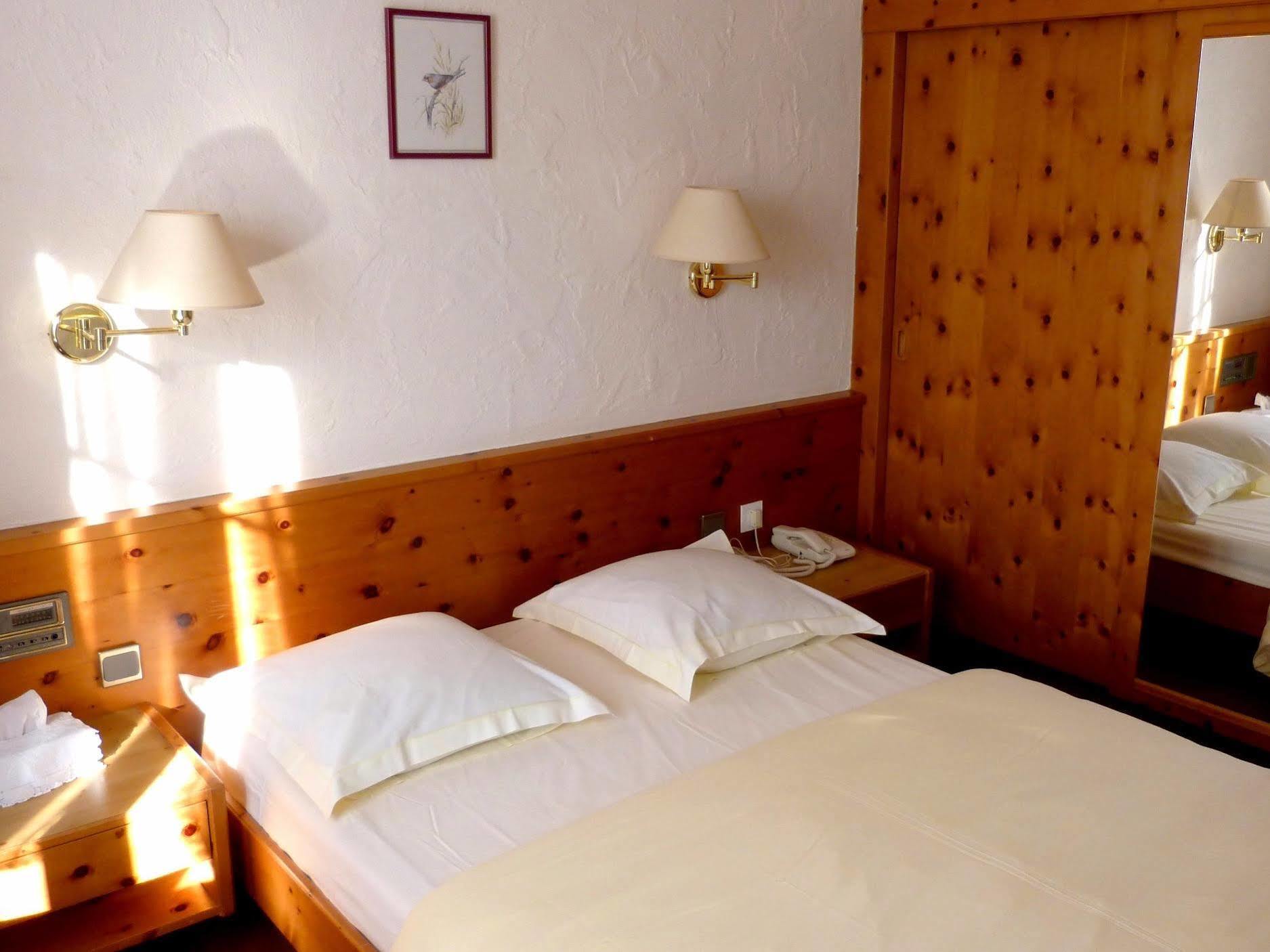 Hotel Restaurant Aux Trois Roses Ла Петит-Пиер Екстериор снимка